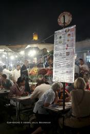 Image du Maroc Professionnelle de  Touristes et marocains dinent dans ses fameux restaurants sur la mythique Place Jemaa El Fana à Marrakech, le 4 Novembre 2007. (Photo / Abdeljalil Bounhar)

